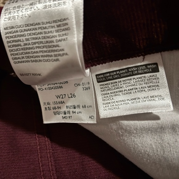 Levi’s Wedgie Straight Fit Corduroy Pants - Picture 9 of 10